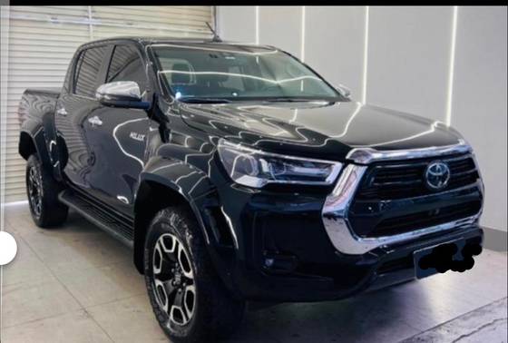 TOYOTA HILUX 2.8 D-4D TURBO DIESEL CD SRX PLUS 4X4 AUTOMÁTICO
